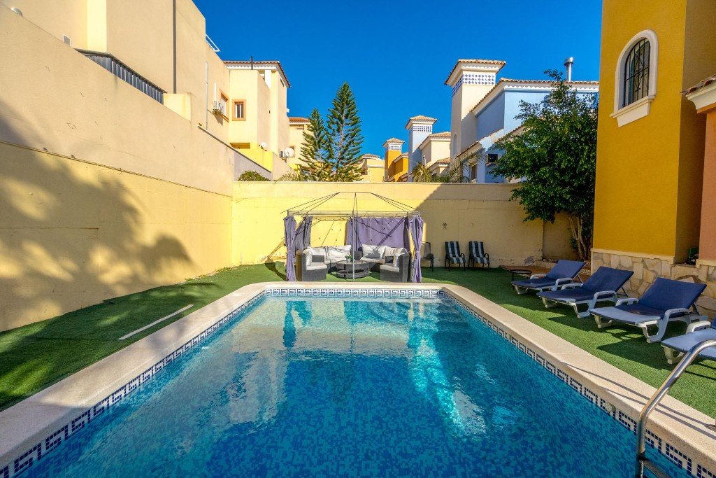 Huvila Villamartin, Alicante, Espanja 3 makuuhuonetta, 213 m2 No. 145314
