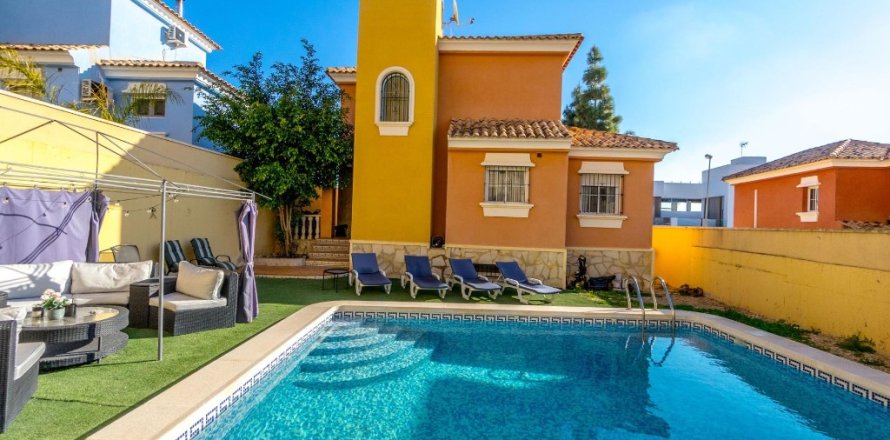 Villa en Villamartin, Alicante, España 3 dormitorios, 213 m2 No. 145314