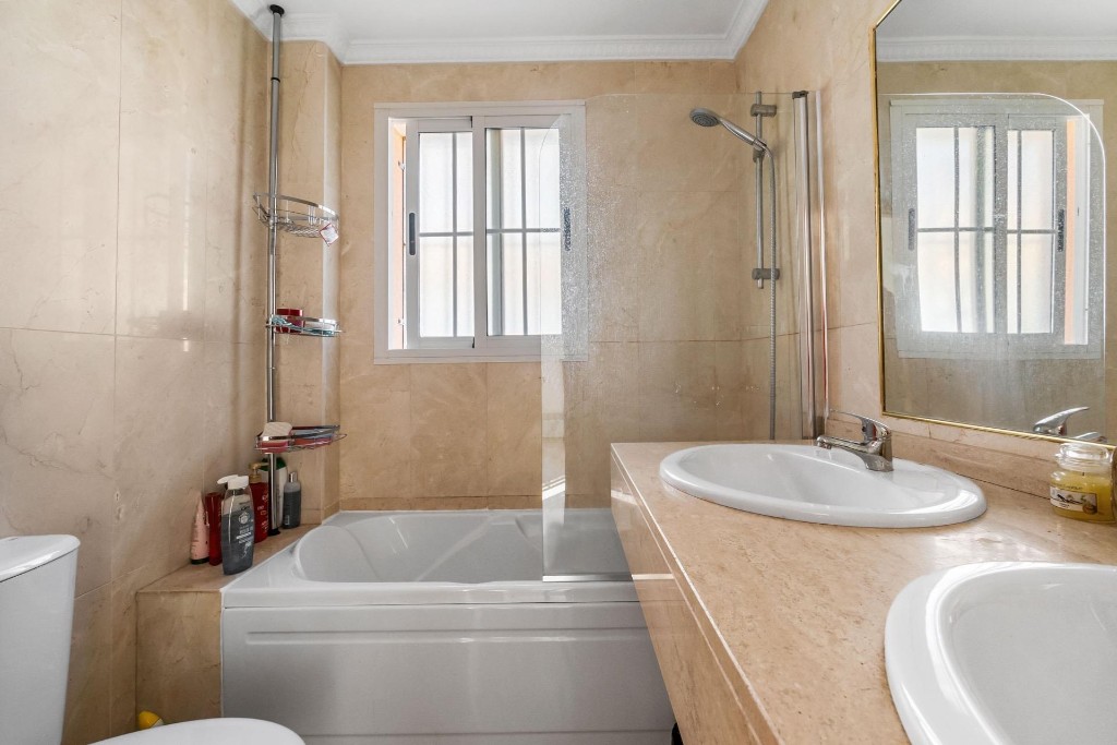 Huvila Villamartin, Alicante, Espanja 3 makuuhuonetta, 213 m2 No. 145314