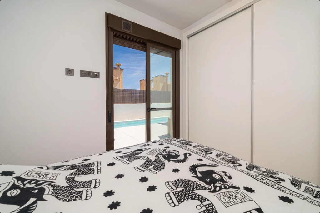 Radhus i Alicante, Spanien 3 sovrum, 83 kvm. Nr. 145317