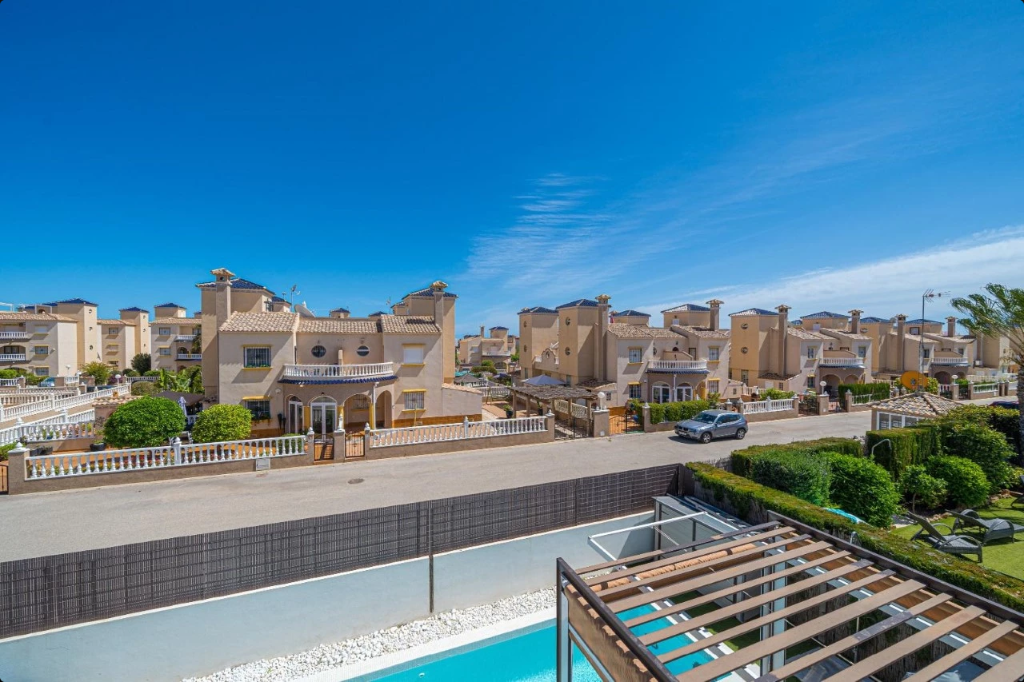 Radhus i Alicante, Spanien 3 sovrum, 83 kvm. Nr. 145317