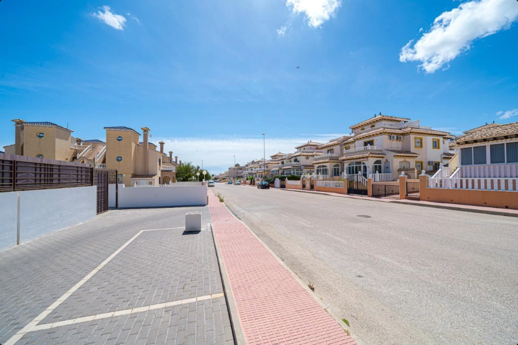 Radhus i Alicante, Spanien 3 sovrum, 83 kvm. Nr. 145317