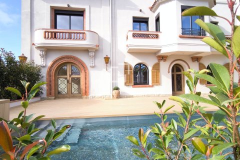 Villa for sale in Sant Just Desvern, Barcelona, Spain 5 bedrooms, 528 sq.m. No. 150351 - photo 2