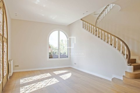 Villa for sale in Sant Just Desvern, Barcelona, Spain 5 bedrooms, 528 sq.m. No. 150351 - photo 4