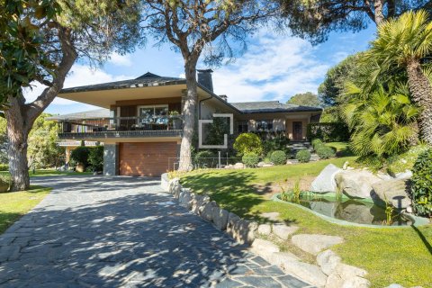 Villa for sale in Vallromanes, Barcelona, Spain 7 bedrooms, 1016 sq.m. No. 150352 - photo 3