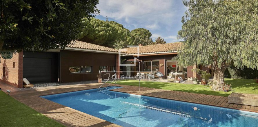 Villa in Sant Vicenc De Montalt, Barcelona, Spain 5 bedrooms, 372 sq.m. No. 150349