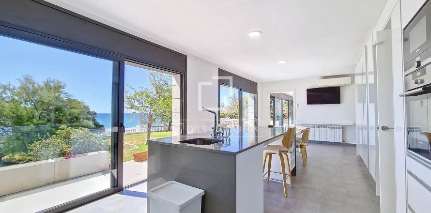 Villa in Vilanova i la Geltru, Barcelona, Spanien 5 Schlafzimmer, 306 m2 Nr. 151031