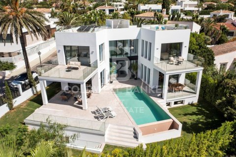 Villa i Marbella, Malaga, Spanien 5 sovrum, 408 kvm. Nr. 157841