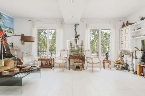 Apartment for sale in Barcelona, Spain 4 bedrooms, 133 sq.m. No. 167987 - photo 2