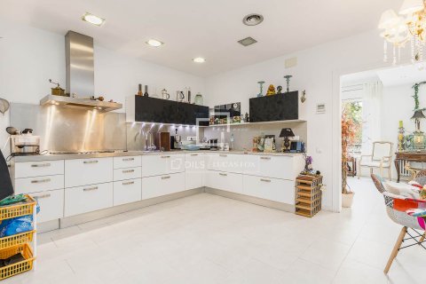 Apartment for sale in Barcelona, Spain 4 bedrooms, 133 sq.m. No. 167987 - photo 8