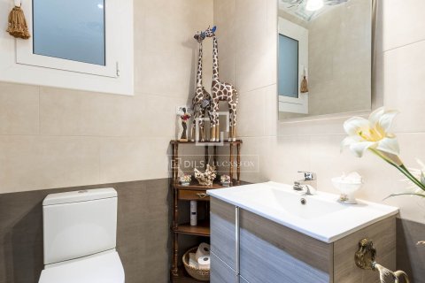 Apartment for sale in Barcelona, Spain 4 bedrooms, 133 sq.m. No. 167987 - photo 21