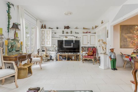 Apartment for sale in Barcelona, Spain 4 bedrooms, 133 sq.m. No. 167987 - photo 4