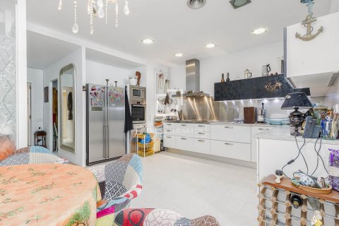 Apartment for sale in Barcelona, Spain 4 bedrooms, 133 sq.m. No. 167987 - photo 9