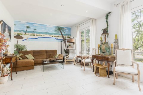 Apartment for sale in Barcelona, Spain 4 bedrooms, 133 sq.m. No. 167987 - photo 3
