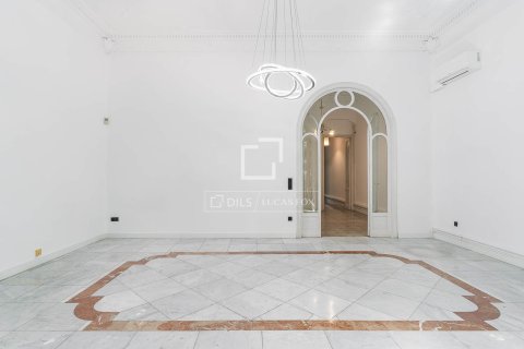 Apartment for sale in Barcelona, Spain 3 bedrooms, 148 sq.m. No. 167988 - photo 8