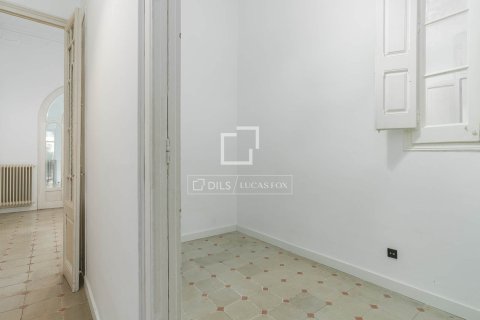Apartment for sale in Barcelona, Spain 3 bedrooms, 148 sq.m. No. 167988 - photo 14