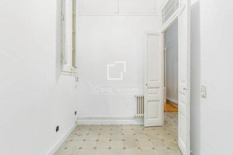 Apartment for sale in Barcelona, Spain 3 bedrooms, 148 sq.m. No. 167988 - photo 15