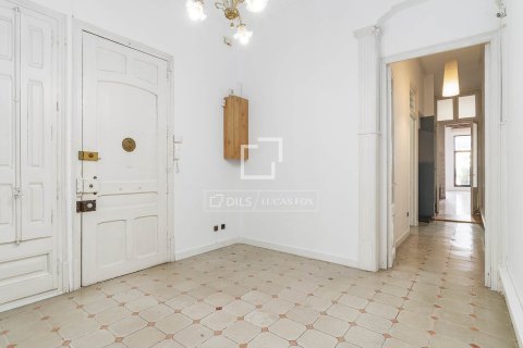 Apartment for sale in Barcelona, Spain 3 bedrooms, 148 sq.m. No. 167988 - photo 9