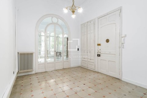 Apartment for sale in Barcelona, Spain 3 bedrooms, 148 sq.m. No. 167988 - photo 11
