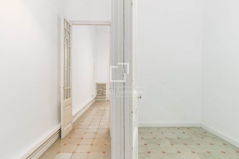 Apartment for sale in Barcelona, Spain 3 bedrooms, 148 sq.m. No. 167988 - photo 17