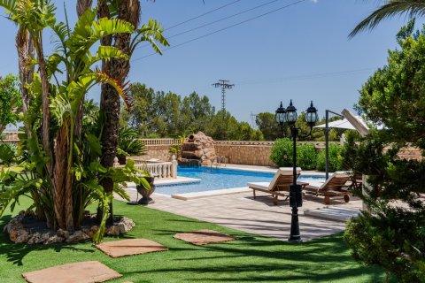 Villa for sale in Alicante, Spain 5 bedrooms, 450 sq.m. No. 137930 - photo 12