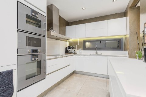 Apartament w Barcelona, Hiszpania 4 sypialnie, 213 mkw. nr 168912 – zdjęcie 20