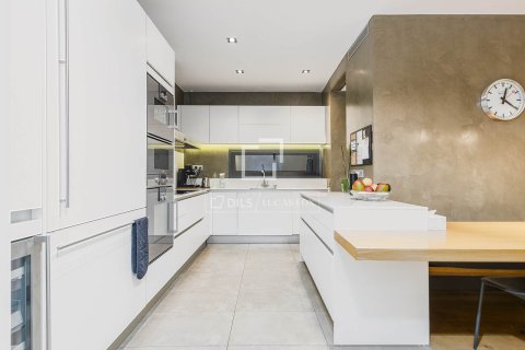 Apartament w Barcelona, Hiszpania 4 sypialnie, 213 mkw. nr 168912 – zdjęcie 18