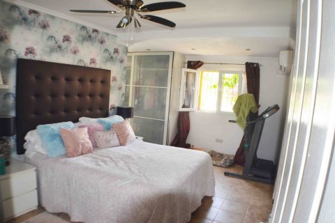 Продажа виллы в Плайя Фламенка II, Аликанте, Испания 4 спальни, 145м2 №118776 - фото 12