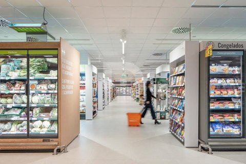 Retail store en Espagne 4161 m2 No. 151884