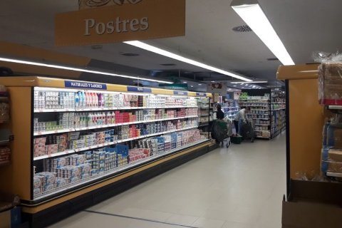 Retail store en Espagne 3593 m2 No. 151883