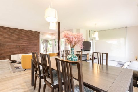 Huvila vuokrattavana Castelldefels, Barcelona, Espanja, 7 makuuhuonetta, 351 m2 No. 192875 - kuva 7