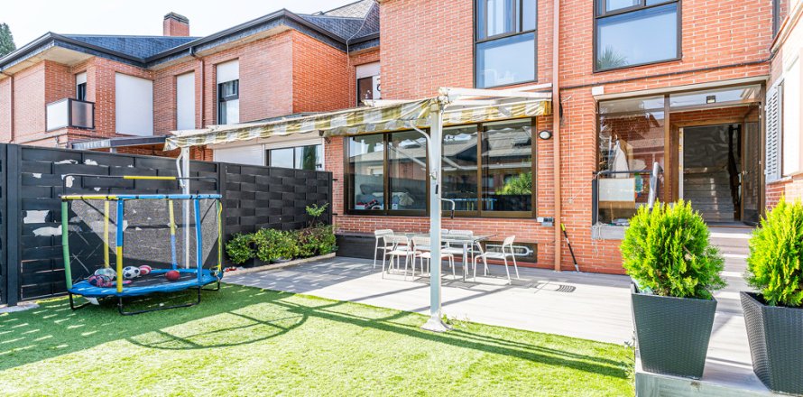 Radhus i Madrid, Spanien 5 sovrum, 247 kvm. Nr. 147707