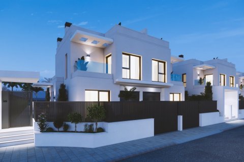 Kaupunkipientalo myytävänä Los Alcazares, Murcia, Espanja, 3 makuuhuonetta, 351 m2 No. 110797 - kuva 2