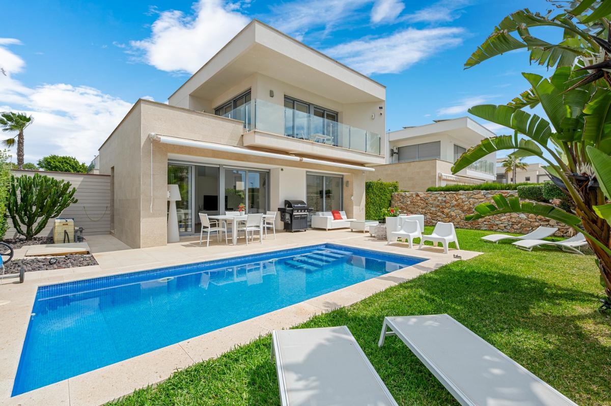 Villa a Orihuela, Alicante, Spagna 3 camere da letto, 119 mq. N° 148979