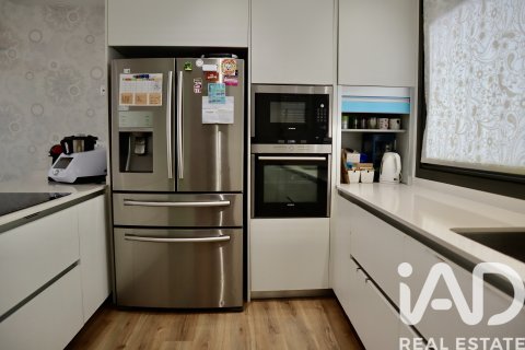 Kaupunkipientalo myytävänä Cerdanyola Del Valles, Barcelona, Espanja, 3 makuuhuonetta, 142 m2 No. 152731 - kuva 11