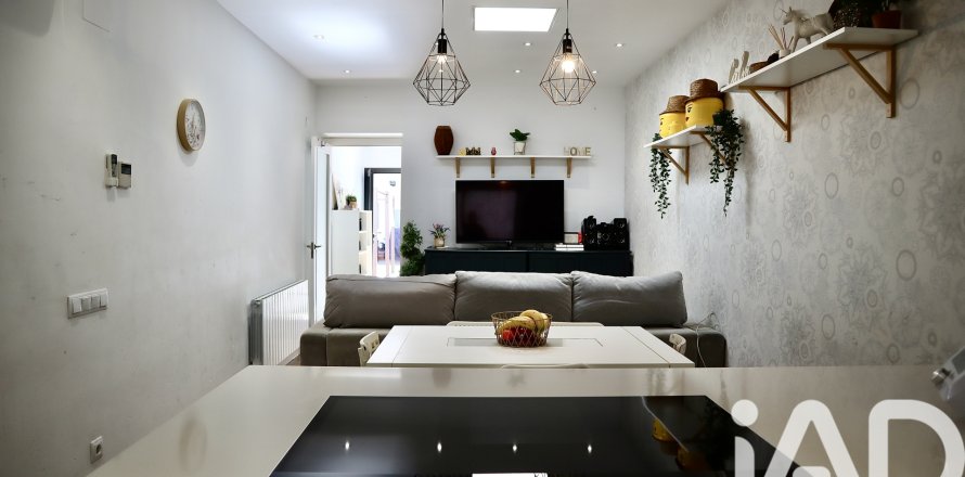 Kaupunkipientalo Cerdanyola Del Valles, Barcelona, Espanja 3 makuuhuonetta, 142 m2 No. 152731