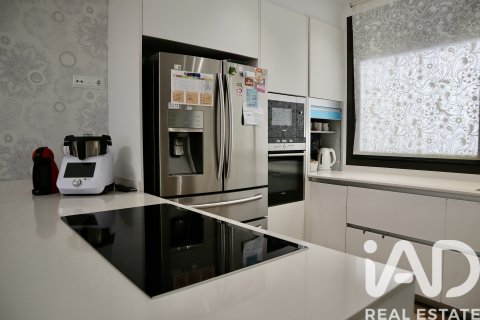 Kaupunkipientalo myytävänä Cerdanyola Del Valles, Barcelona, Espanja, 3 makuuhuonetta, 142 m2 No. 152731 - kuva 12