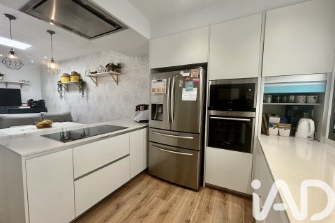 Kaupunkipientalo myytävänä Cerdanyola Del Valles, Barcelona, Espanja, 3 makuuhuonetta, 142 m2 No. 152731 - kuva 8