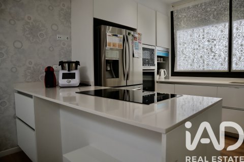 Kaupunkipientalo myytävänä Cerdanyola Del Valles, Barcelona, Espanja, 3 makuuhuonetta, 142 m2 No. 152731 - kuva 10