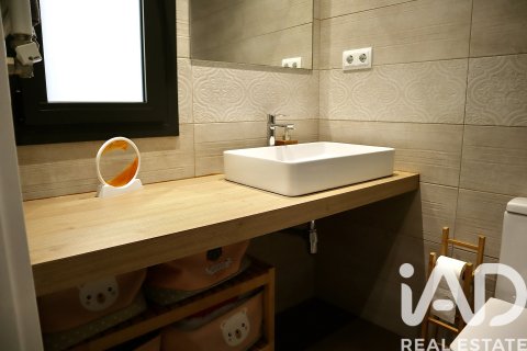 Kaupunkipientalo myytävänä Cerdanyola Del Valles, Barcelona, Espanja, 3 makuuhuonetta, 142 m2 No. 152731 - kuva 3