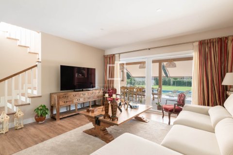 Villa for sale in Sant Cugat Del Valles, Barcelona, Spain 5 bedrooms, 338 sq.m. No. 150455 - photo 2