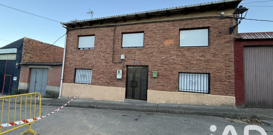 Talo Ardon, Leon, Espanja 3 makuuhuonetta, 402 m2 No. 192115