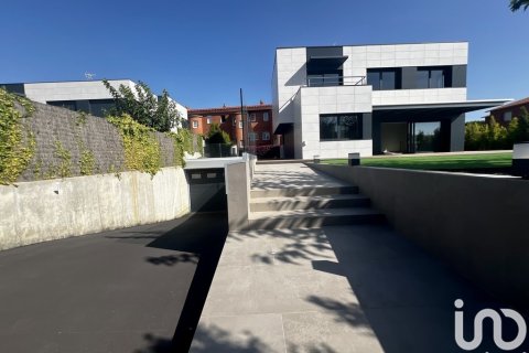 Продажа дома в Сан-Андреу-де-Льяванерес, Барселона, Испания 5 спален, 700м2 №153921 - фото 2