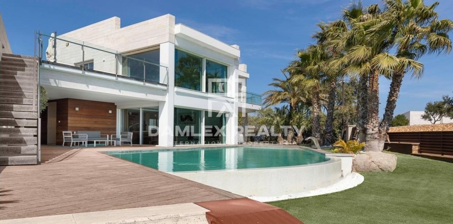 Villa a Platja D'aro, Girona, Spagna 6 camere da letto, 932 mq. N° 176705