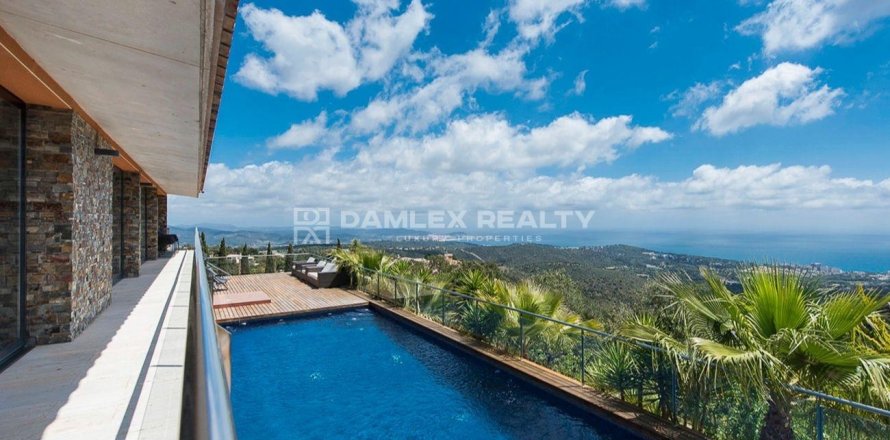 Villa a Platja D'aro, Girona, Spagna 6 camere da letto, 725 mq. N° 176700