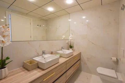 Продажа квартиры в Бенидорм, Аликанте, Испания 2 спальни, 90м2 №196108 - фото 17