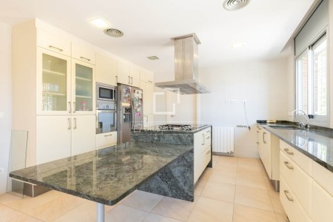 Villa for sale in Castelldefels, Barcelona, Spain 5 bedrooms, 425 sq.m. No. 150782 - photo 5
