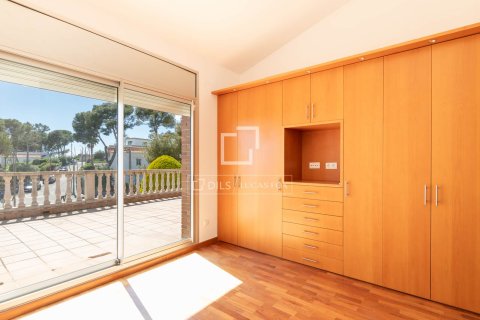 Villa for sale in Castelldefels, Barcelona, Spain 5 bedrooms, 425 sq.m. No. 150782 - photo 24