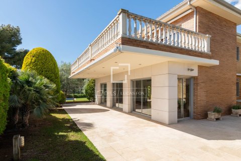 Villa for sale in Castelldefels, Barcelona, Spain 5 bedrooms, 425 sq.m. No. 150782 - photo 1