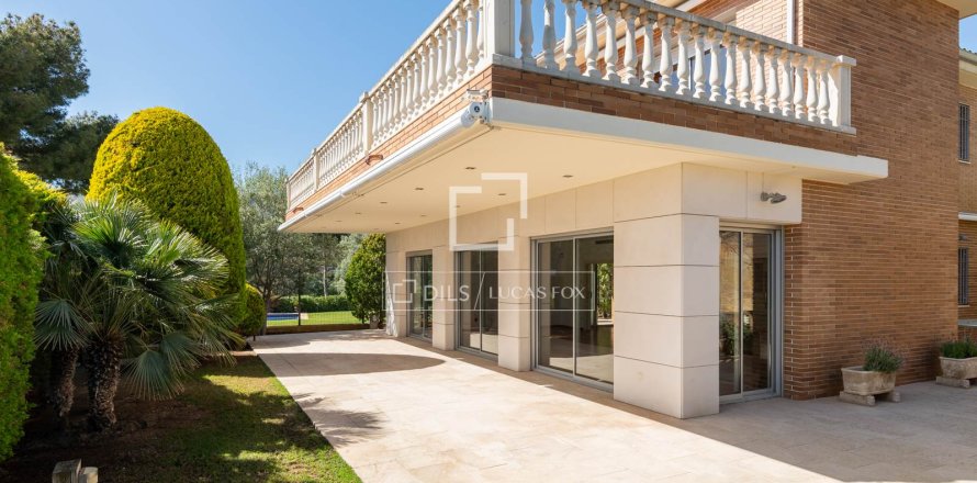Villa in Castelldefels, Barcelona, Spain 5 bedrooms, 425 sq.m. No. 150782